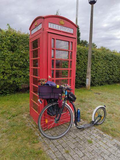 Nun sind wir in England gelandet - nein natürlich nicht. Das ist immer noch Neustadt Glewe. Der Tretroller lehnt an einer britischen Telefonzelle. Im Inneren befindet sich sogar ein richtiges Telefon.