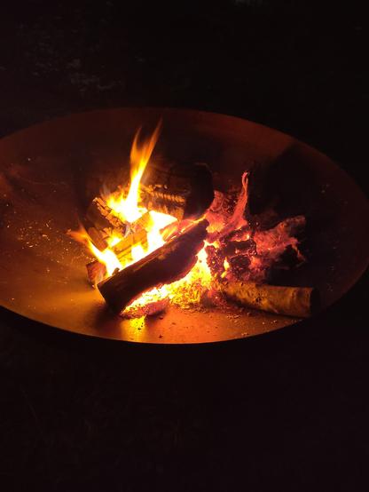 Dunkel, Feuerschale mit Feuer und Glut