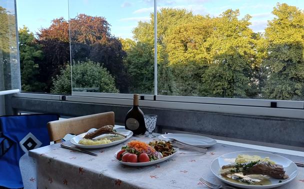 Der Eßtisch im Wintergarten ist gedeckt.