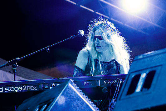 Pic: Myrkur at Sun and Thunder Fest 2025, Fuengirola. Pic by Neave Visual Art for La Factoría del Ritmo
Reportaje publicado en #LaFactoríadelRitmo: “Festival Sun & Thunder: Fuengirola (Málaga), 17 a 19 de julio de 2025 (1ª parte).”
https://www.lafactoriadelritmo.com/festival-sun-thunder/fuengirola-malaga-17-a-19-de-julio-de-2025-1a-parte @sunandthunderfest.bsky.social @collectorseriesdiy.bsky.social #Metalsky #Heavy-Metal #Hard-Rock #Music #Press #SunAndThunderFest