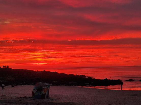 Photo du coucher du soleil tout rouge à la pointe de la torche (Finistère).