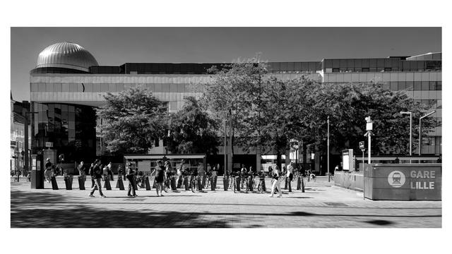 Sur l'esplanade de la gare Lille Flandres