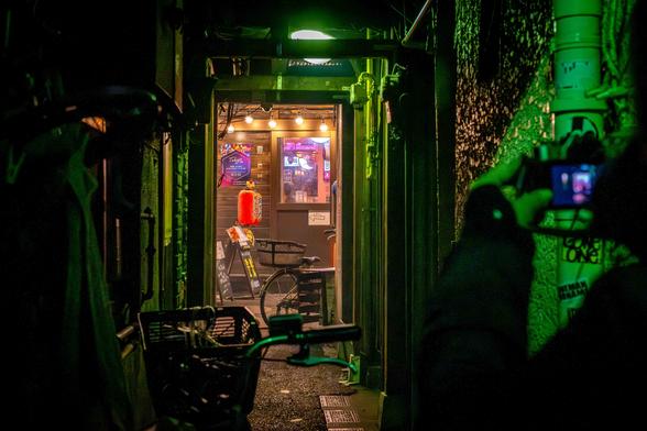 Carrer estret que desemboca en un bar a Kabukicho, il·luminació de nit.
