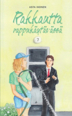 Rakkautta rappukäytävässä -kirjan kannessa on piirros nuoresta naisesta kasteluletku kädessään kerrostalon alaovella, vieressään pukuun pukeutunut nuori mies.