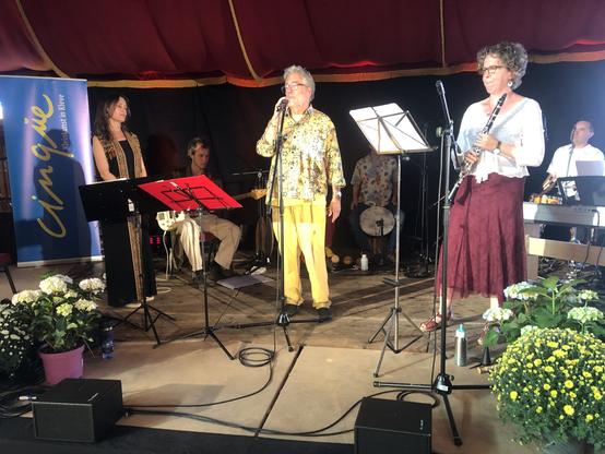 Geschäftsführer von Mifgash stellt das Programm des Klever Freundschaftsorchesters vor