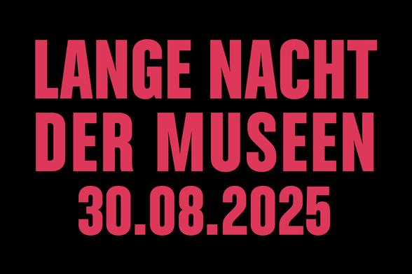Logo / Wortmarke, dreizeilig in roter Schrift: 

Lange Nacht 
der Museen 
30.08.2025