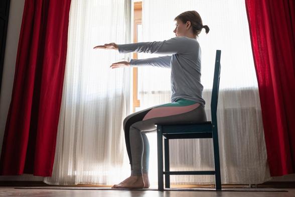 Imagen de archivo de una mujer haciendo ejercicio con una silla. (Getty Images)