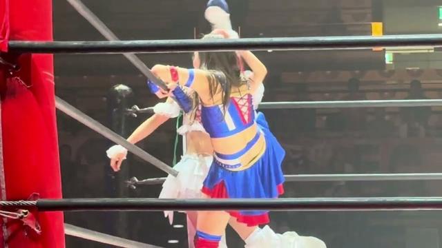 荒井優希が瑞希をリングの中に戻すと拍手が起こり、荒井がトップロープからミサイルキックを瑞希に放つもカウント2で返される 東京女子「SUMMER SUN PRINCESS '25」2025年7月21日