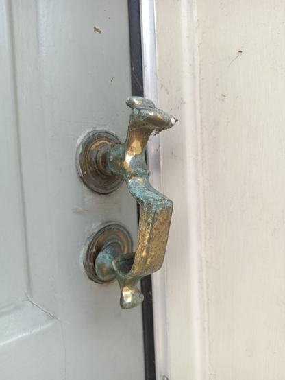 Dieser Türklopfer ist in der Form eines Hundes ausgeführt, die Hinterbeine sind die, welche dann an die Tür klopfen