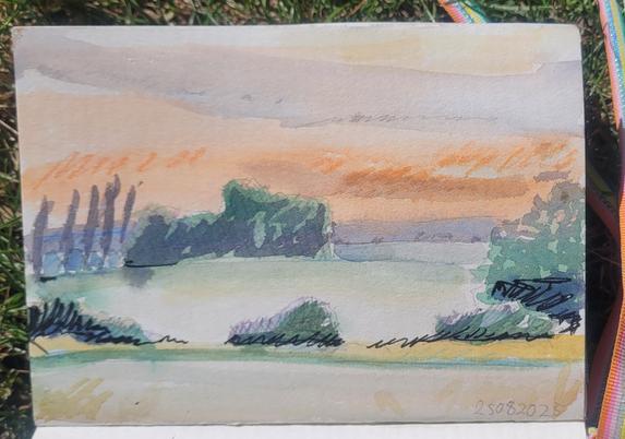 Aquarellskizze: flache Landschaft mit Wiesen und Feldern, von Bäumen und Büschen getrennt,  der Himmel ist rosa orange