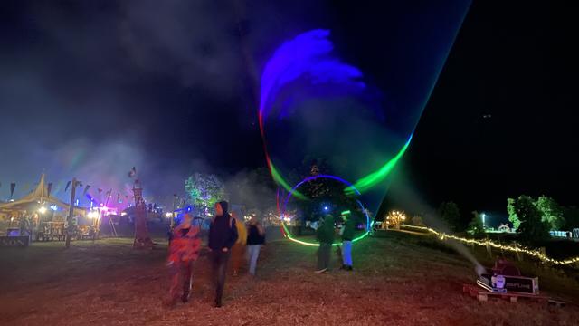 Bunter Lichttunnel im nächtlichen Himmel auf dem Moyn Festival 2025