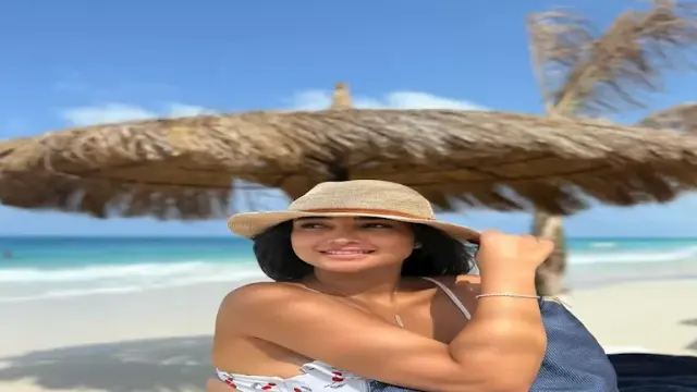 دعاء حكم تستمتع بإجازة الصيف أمام البحر.. والجمهور: "قمر على الأرض"