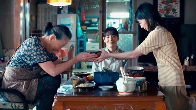 伊藤沙莉、富田靖子、高畑淳子が森山直太朗の主題歌「あの世でね」をハミングで紡ぐ沖縄の朝食風景／映画『風のマジム』本編冒頭映像