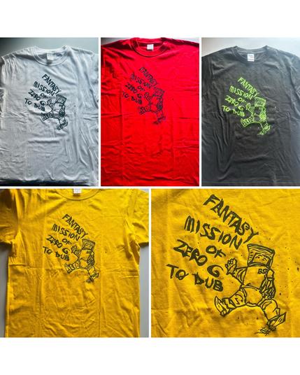 FANTASY MISSION OF ZERO G TO DUB
T-shirt. Green. Red. Black. Yellow.
Space. Hand-drawn. Screen print. Handmade. 
ｔシャツ。緑。赤。黒。黄色。手描き。手摺。ハンドメイド。版画。シルクスクリーン。
Tie dye. タイダイ。お絞り。
