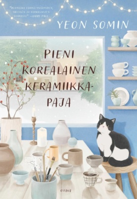 Pieni korealainen keramiikkapaja -kirjan kannessa on piirros keramiikkapajan pöydästä. Pöydällä on paljon erilaisia mukeja, kuppeja ja vaaseja. Pöydän vieressä on tuoli, jolla istuu mustavalkoinen kissa. Taustalla on hyllyjä, joilla on lisää kuppeja ja lautasia. Taustalla on ikkuna, josta näkyy kadulle, jossa sataa lunta.