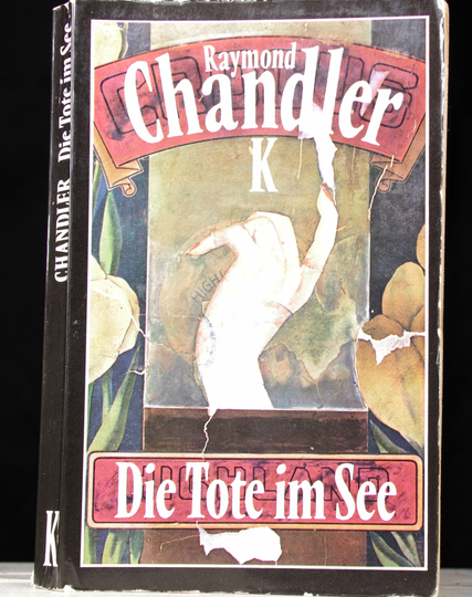 Titelbild des Krimis von Raymond Chandler mit dem Titel „Die Tote im See“.
