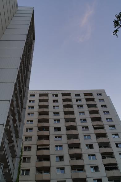 Zwei Wohntürme nebeneinander von unten betrachtet