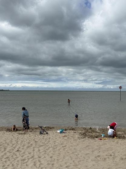 Vue de la plage de Gravelines à peu près au même endroit à 16h, la mer est tout tout tout près