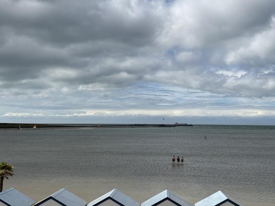 Une autre vue de la mer avec le ciel et des nuages gris