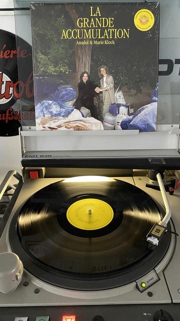 Vinyl Schallplatte „Anadol & Marie Klock - La Grande Accumulation“ auf einem Plattenspieler.