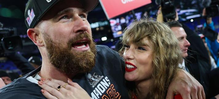 Travis Kelce (#87) celebra con su pareja Taylor Swift la victoria de su equipo, los Kansas City Chiefs, sobre los Baltimore Ravens en el Campeonato AFC en 2024. / Patrick Smith