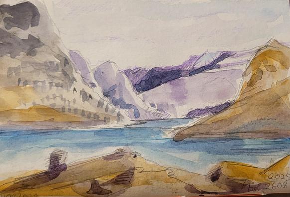 Aquarellskizze: eine bergige karge Landschaft mit einem blauen Gewässer zwischen Felsen