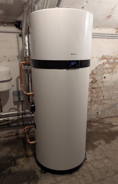1,8m hoher Warmwasserspeicher mit integrierter Wärmepumpe in altem Gewölbekeller.