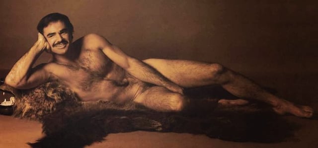 Retrato de un hombre desnudo recostado sobre una piel de tigre, posando de manera relajada con una mano bajo la cabeza y una expresión serena.