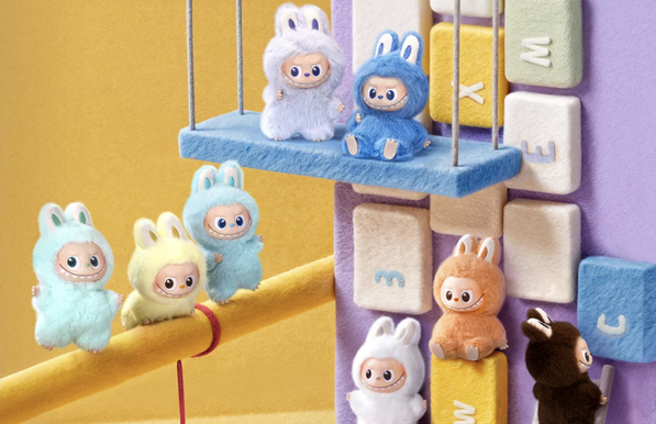 <p>中国のアートトイブランド「POP MART（ポップマート）」が8月22日、人気キャラクター「LABUBU（ラブブ）」のミニサイズ版のペンダントを発表した。中国ではオンラインで8月28日夜10時から、実店舗では翌29日に発売する。</p>
<p>「A-M」と「N-Z」の2グループで、それぞれノーマル14種とシークレット1種で構成される。どれが当たるかわからないブラインドボックスは1個79元（日本向けの公式サイトでは1815円）、14個入りのアソートボックスは1箱1106元（日本向けの公式サイトでは2万5410円）。</p>
<p>王寧・会長兼最高経営責任者（CEO）は2025年1〜6月期決算の説明会で、LABUBUのミニ版は新たな大ヒット商品となり、スマートフォンにつける人が続出するとの見通しを示した。</p>
<p>POP MARTの25年1〜6月期の純利益は、前年同期比396.5％増の45億7000万元（約960億円）と大幅に拡大し、高級ブランド「グッチ」などを手がける仏ケリングの4億7400万ユーロ（約820億円）を上回った。粗利益率は過去最高の70.3％を記録した。</p>
<blockquote class="wp-embedded-content"><p><a href="https://36kr.jp/370026/">中国POP MART、“LABUBU旋風”で1〜6月純利益5倍　時価総額8兆円で過去最高</a></p></blockquote>
<p></p>
<p>＊1元＝約21円、1ユーロ＝約172円で計算しています。</p>
<p>（36Kr Japan編集部）</p>