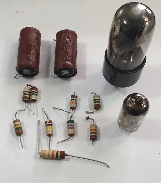 Selection of 70ish year old electronic components removed from the sig gen. 8 x 1/4 watt resistors, 1 1/2 Watt resistor, two disgusting looking 0.5uF sealed paper caps, a 6X5 rectifier and a 6J6 twin triode.