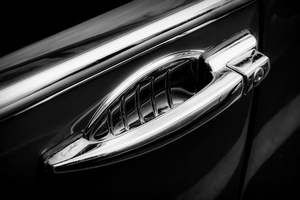 Ein verchromten Türgriff von einem alten VW-Käfer.