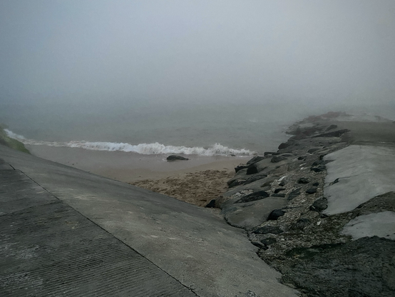 Zwei Slipweg um Boot ins Wasser zu bringen an einer historischen Seenotrettungsstation in der Biscaya im Nebel. Two jetty at historical see rescue station in fog