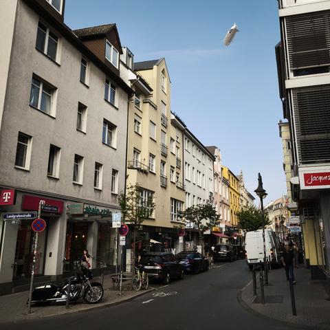 Die Leipziger Straße in Bockenheim mit einem Zeppelin am Himmel.