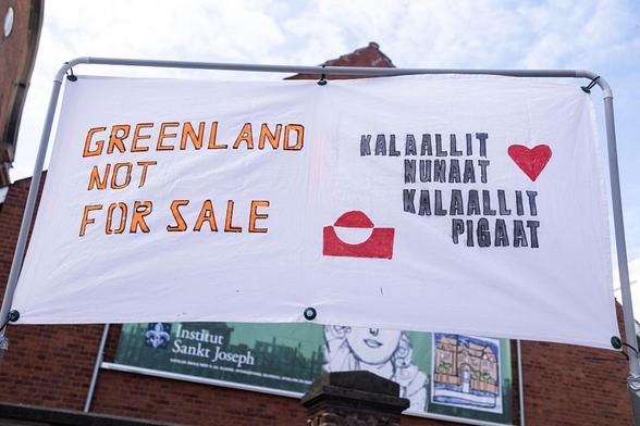 Un cartel en Groenlandia: "Groenlandia no está en venta. Groenlandia pertenecer a los groenlandeses". (Kristian Tuxen Ladegaard Berg/SOPA Images/LightRocket via Getty Images)