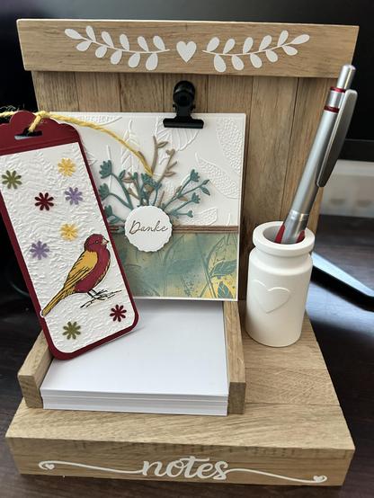 Ein Büro/Schreibtisch Organizer, selbstgemacht aus Holz und Pappe. Mit Dankesnote und Lesezeichen.