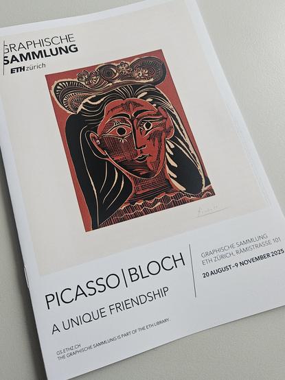 Foto einer Ausstellungsbroschüre zur Ausstellung Picasso Bloch mit einer Druckgrafik Picassos