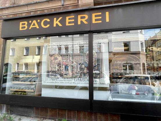 Schaufenster der Bäckerei/Konditorei Düll