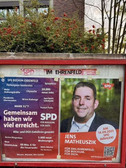 Plakate im Schaukasten der SPD Bochum-Ehrenfeld