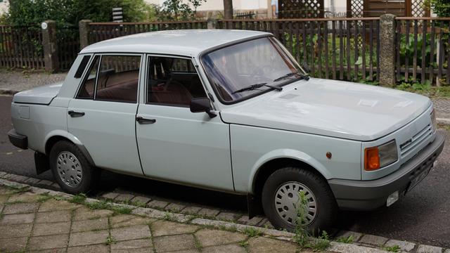 Unbearbeitete Variante des Bildes. Viel Grün ringsum, auch zwischen Steinen des Fußweges.