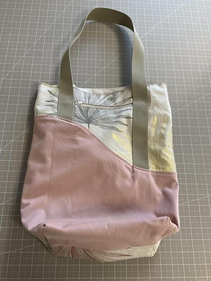 Einkaufstasche aus altrosa und Taupefarbenem Stoff. Mit Beigem Gurtband als Griffe