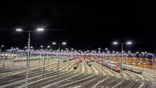 Blick von der Berliner Brücke auf die Rangieranlage, die mitten in der Nacht um 3 taghell beleuchtet aber fast leer ist.
das Foto entstand letzten Freitag