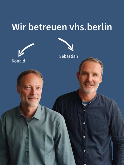 Zwei Personen, benannt als Ronald und Sebastian, vor einem blauen Hintergrund mit dem Text 'Wir betreuen vhs.berlin' darüber.