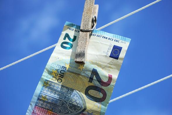 Ein 20-Euro-Schein wird vor blauem Himmel von einer Holzwäscheklammer an einer Wäscheleine gehalten. (c) pixabay