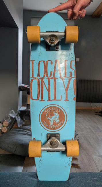 Skateboard agé de 15 ans avec un slogan "Locals only !"