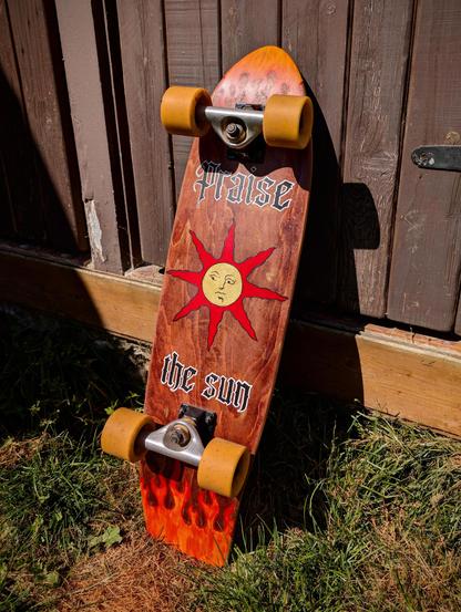 Skateboard complètement redessiné sur le thème de solaire d'astora , ref à dark souls.