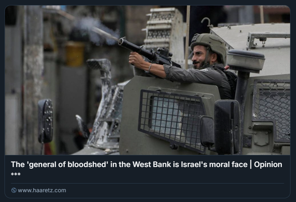 Un membro delle forze di sicurezza israeliane spara gas lacrimogeni durante un raid militare nella città di Nablus, in Cisgiordania, mercoledì 27 agosto 2025.
Credito: Majdi Mohammed / AP
Lo sfondo urbano suggerisce un'operazione in un'area abitata. Il testo sovrapposto, tratto da un editoriale di Haaretz, recita: 'Il "generale dello spargimento di sangue" in Cisgiordania è il volto morale di Israele'. L’articolo critica il generale Avi Bluth, accusato di aver ordinato punizioni collettive contro i palestinesi e di aver favorito l’espansione violenta degli insediamenti, sollevando gravi interrogativi etici e legali.