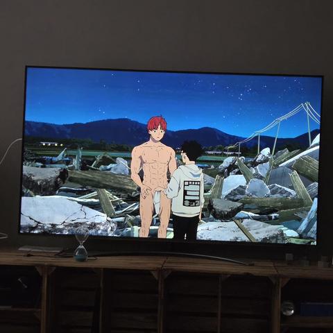 Jiji wie er nude vor Okarun steht, während Okarun einen Schlüppi in der Hand hält.