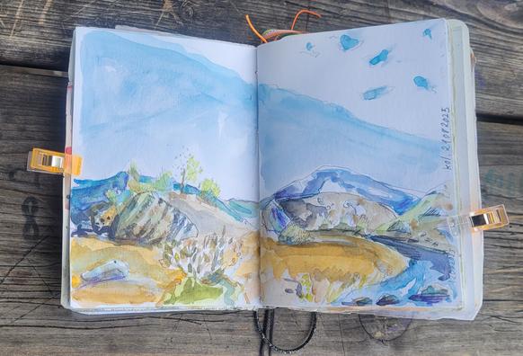 Aquarellskizze: bergige Landschaft mit einem kleinen Fluss und Felsbrocken