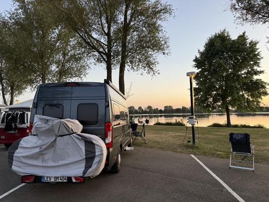 Blick auf ein Wohnmobil an den Maasplassen in Roermond