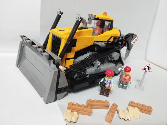Bulldozer de Lego con ttes figuras: una conductora un mecánico y un ingeniero (sospecho).